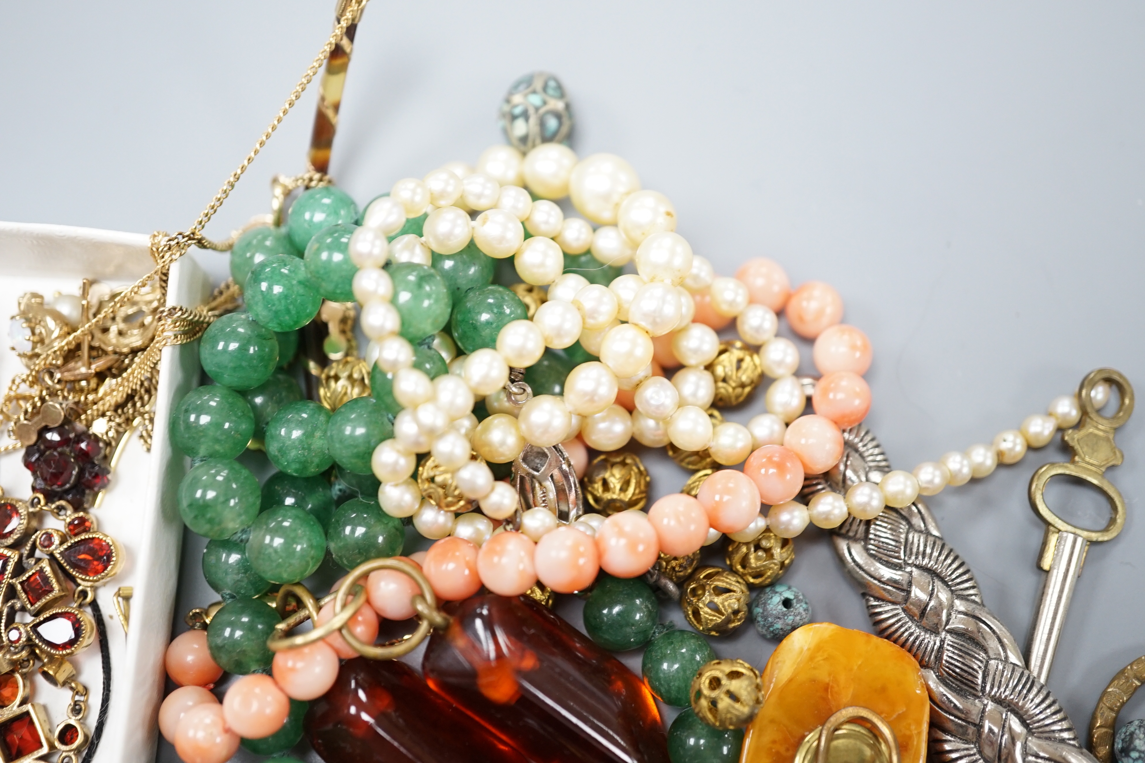 A group of assorted Victorian and later jewellery, including a gold and gem set ring, a pair of gilt metal drop earrings, a pair of tortoiseshell and pique drop earrings, a yellow metal and gem set bar brooch, an Italian
